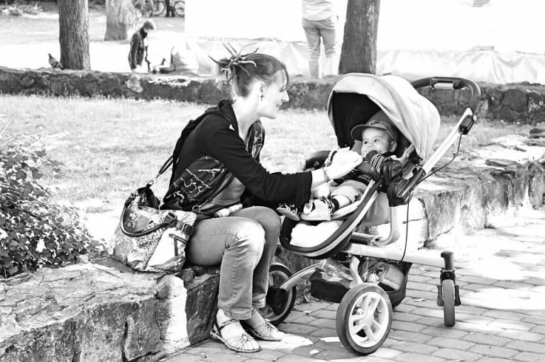 Nourrice synonyme et baby sitter: 12 synonymes du mot